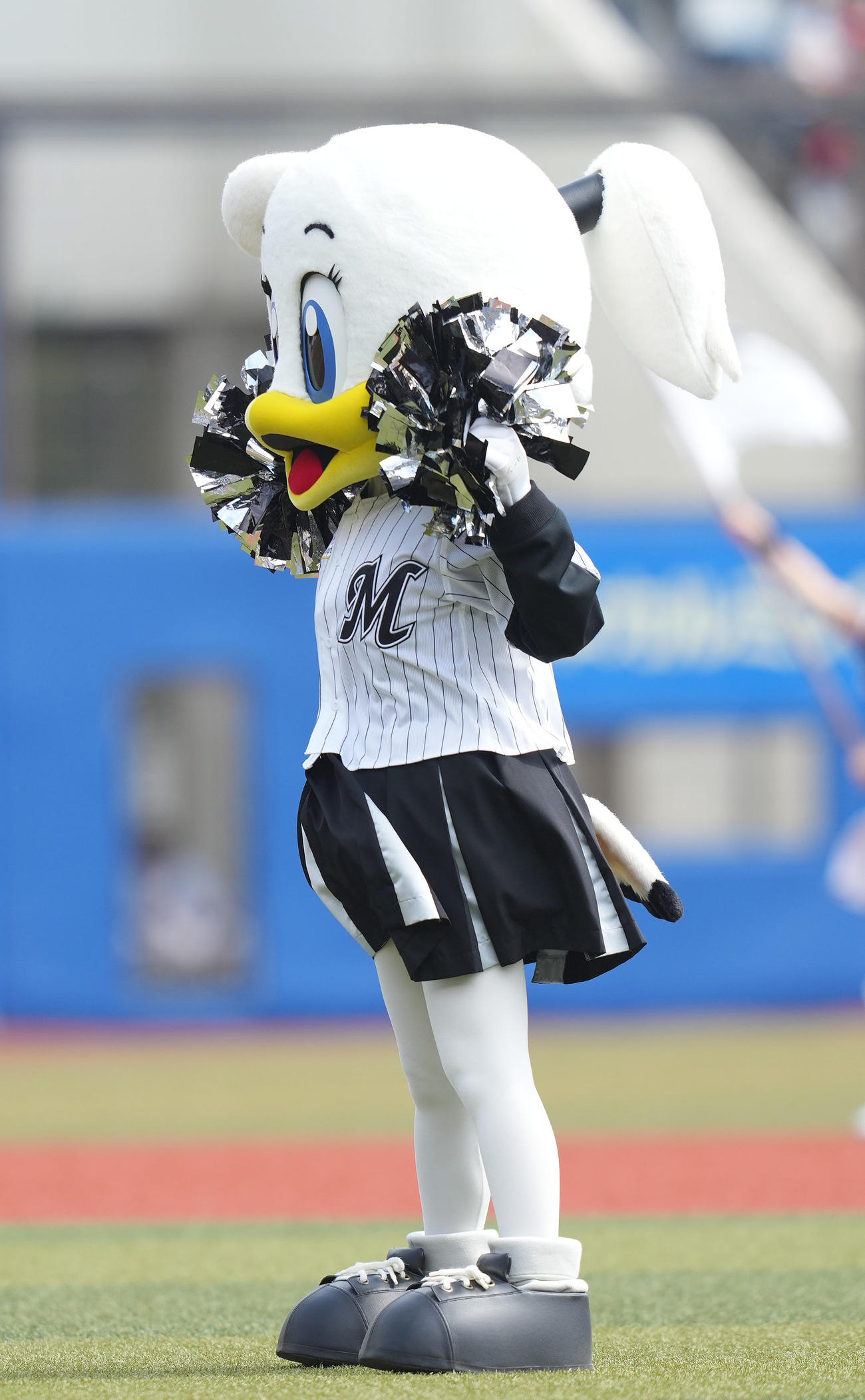 ロッテ対ソフトバンク　強風で帽子が飛ばされてしまった後も踊るリーンちゃん（撮影・鈴木みどり）