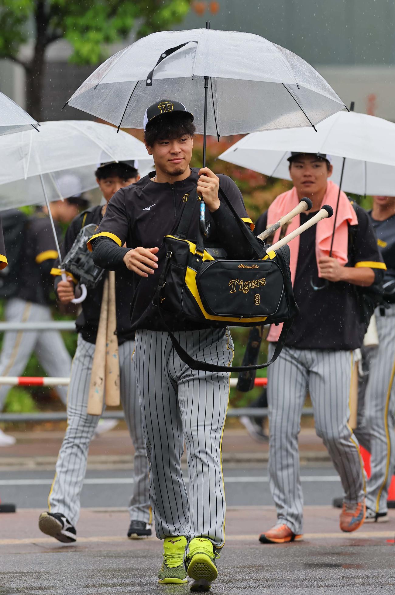 広島対阪神　雨の降る中、室内練習場へ向かう佐藤輝（撮影・上田博志）