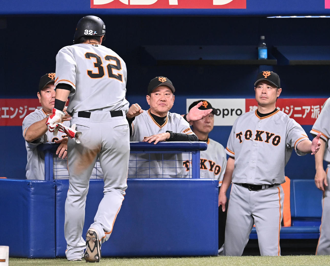 プロ野球中日対巨人　4回表巨人無死一、三塁、ウォーカーの二ゴロで生還した広岡を迎える原監督（中央）（撮影・森本幸一）