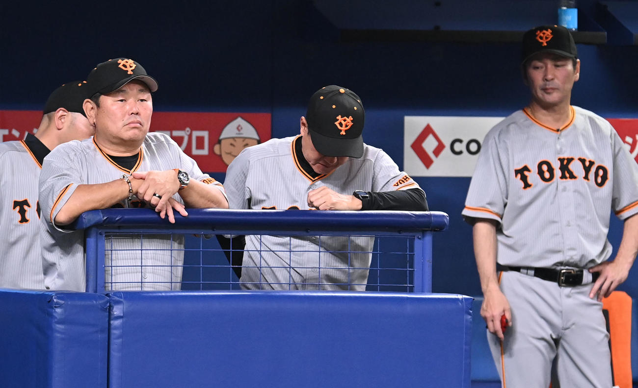 プロ野球中日対巨人　8回表、ベンチでうつむく原監督（中央）　（撮影・森本幸一）