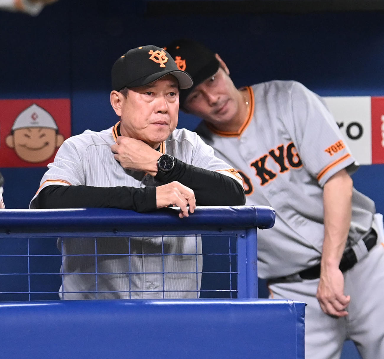 プロ野球中日対巨人　8回表、ベンチから険しい表情で試合を見つめる原監督（左）（撮影・森本幸一）