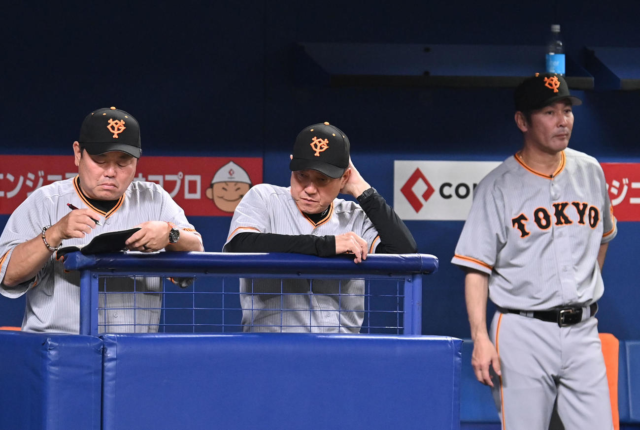 プロ野球中日対巨人　8回表、ベンチでうつむく原監督（中央）（撮影・森本幸一）
