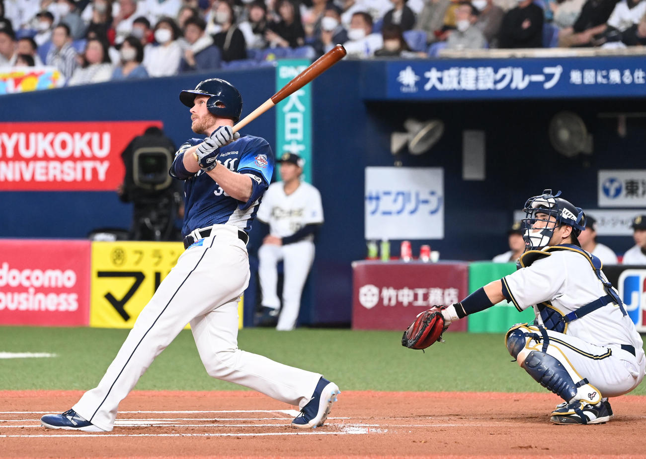 オリックス対西武　6回表西武無死一塁、左越え本塁打を放つデマキノン（撮影・和賀正仁）