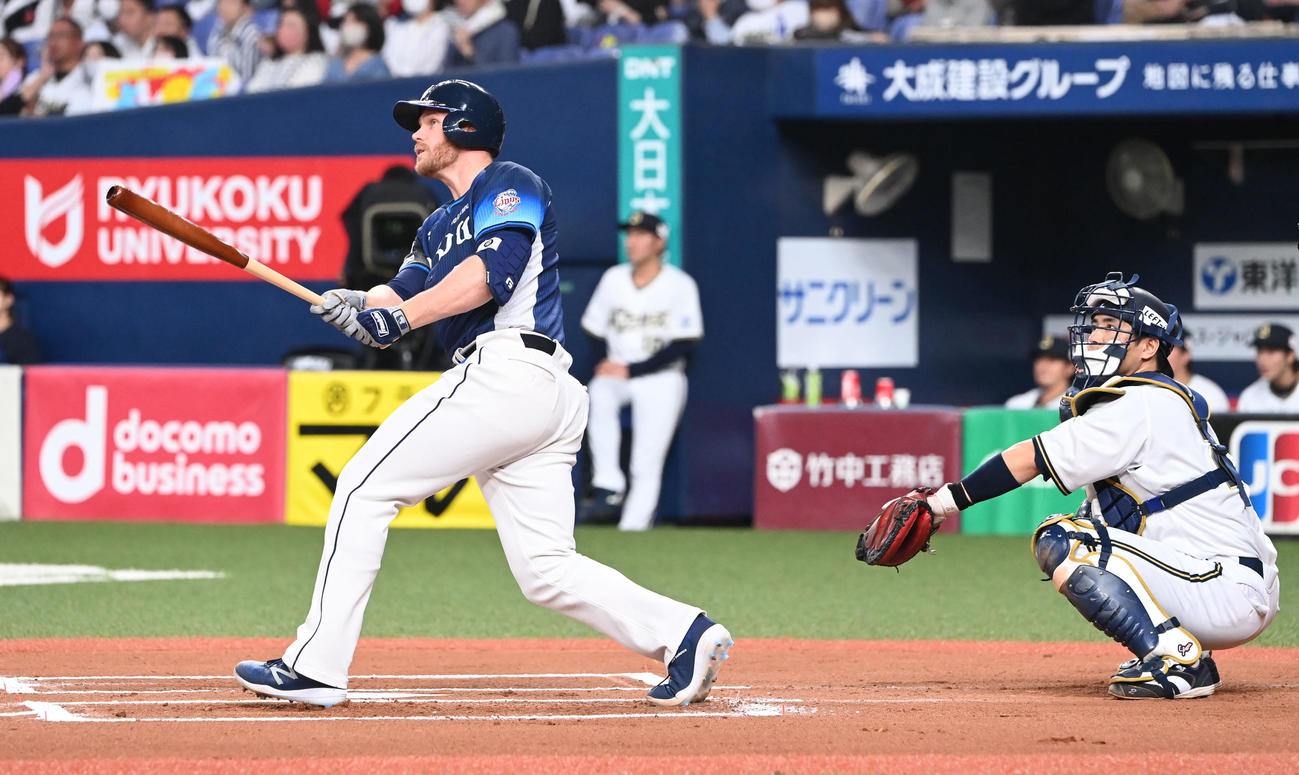 オリックス対西武　6回表西武無死一塁、左越え本塁打を放つデマキノン（撮影・和賀正仁）