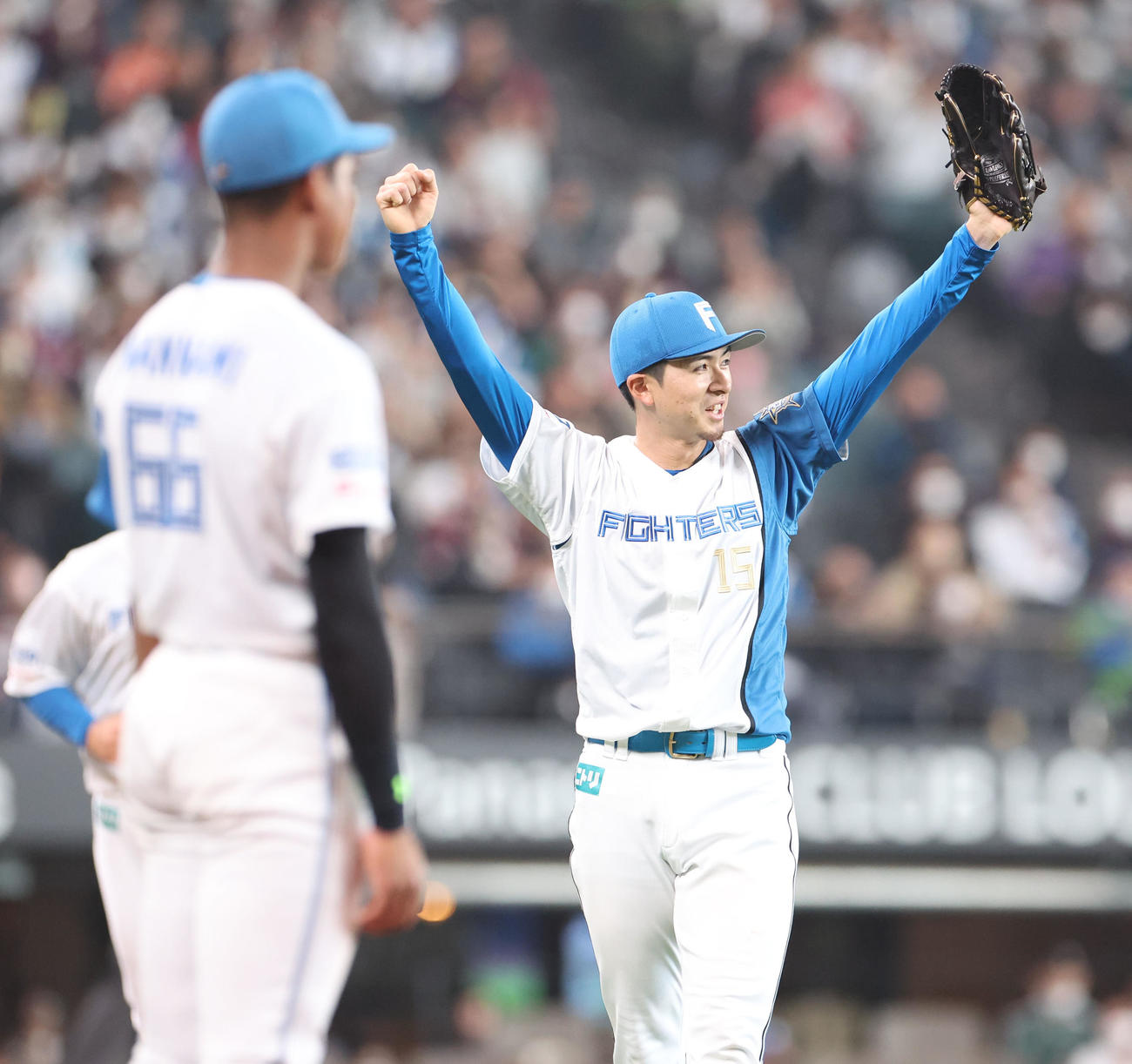 日本ハム対楽天　5回表楽天2死一塁、山崎の打球を好捕した江越にガッツポーズをする上沢（撮影・佐藤翔太）