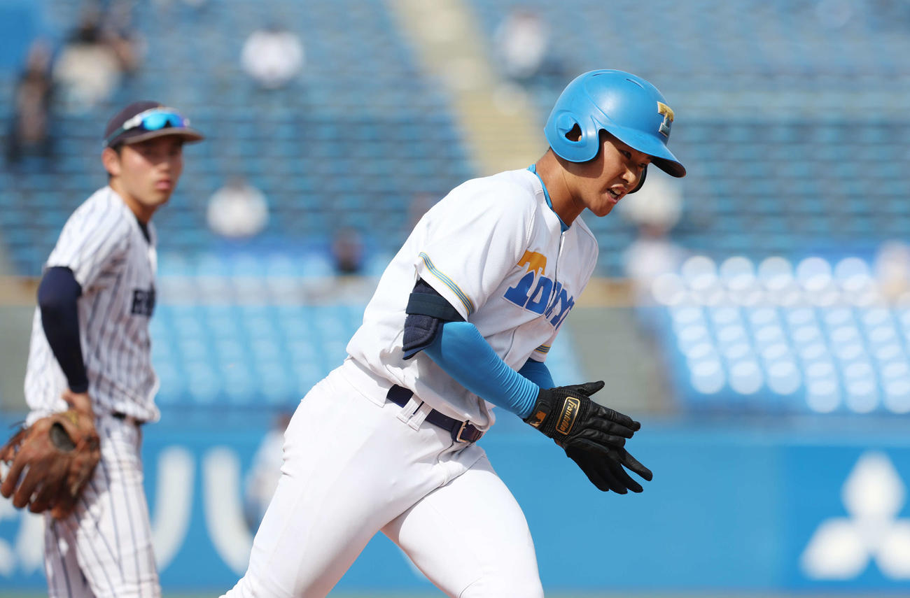 立大対東大　8回裏東大2死満塁、同点の右越え満塁本塁打を放ち、手をたたいてダイヤモンドを回る山口真（撮影・宮地輝）