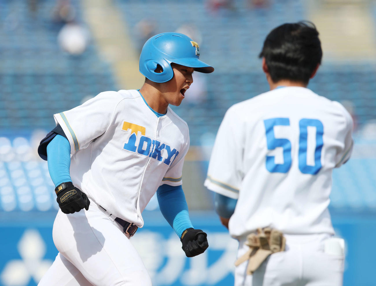 立大対東大　8回裏東大2死満塁、同点の右越え満塁本塁打を放ち、雄たけびを上げる山口真（撮影・宮地輝）