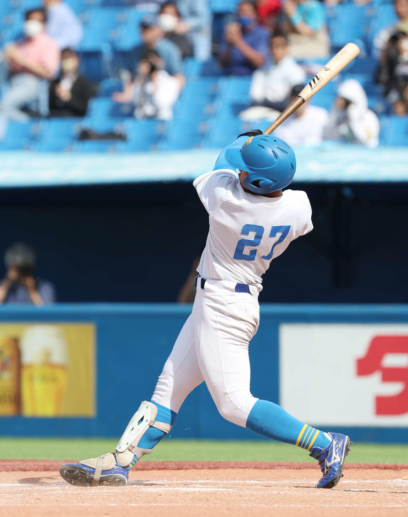 立大対東大　8回裏東大2死満塁、同点の右越え満塁本塁打を放つ山口真（撮影・宮地輝）