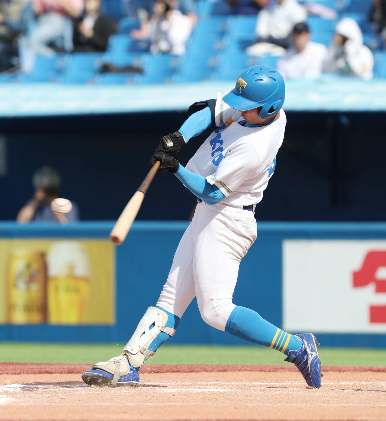 立大対東大　8回裏東大2死満塁、同点の右越え満塁本塁打を放つ山口真（撮影・宮地輝）