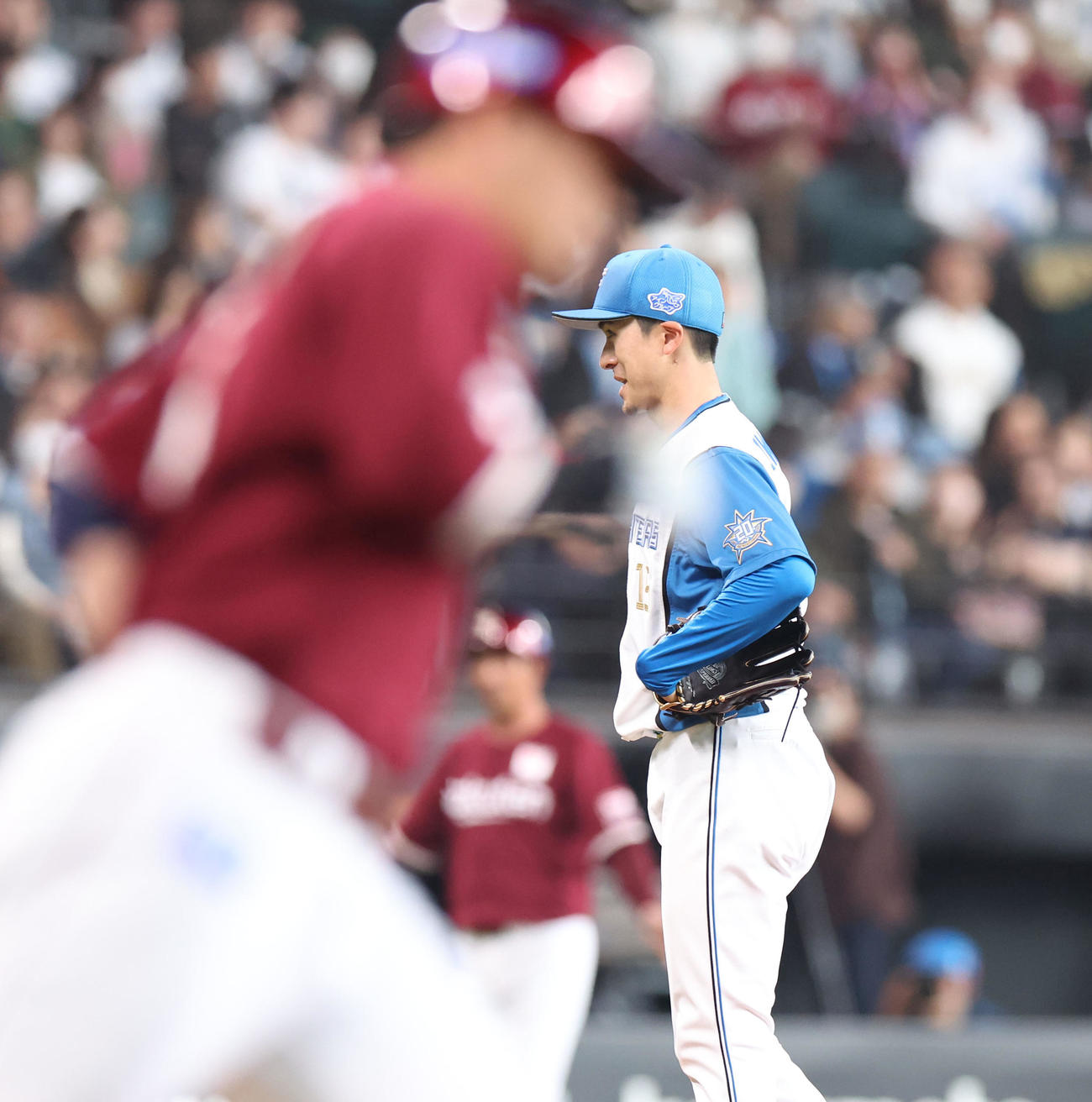 日本ハム対楽天　4回表楽天無死、浅村（左手前）に左越え本塁打を浴びる上沢（撮影・佐藤翔太）