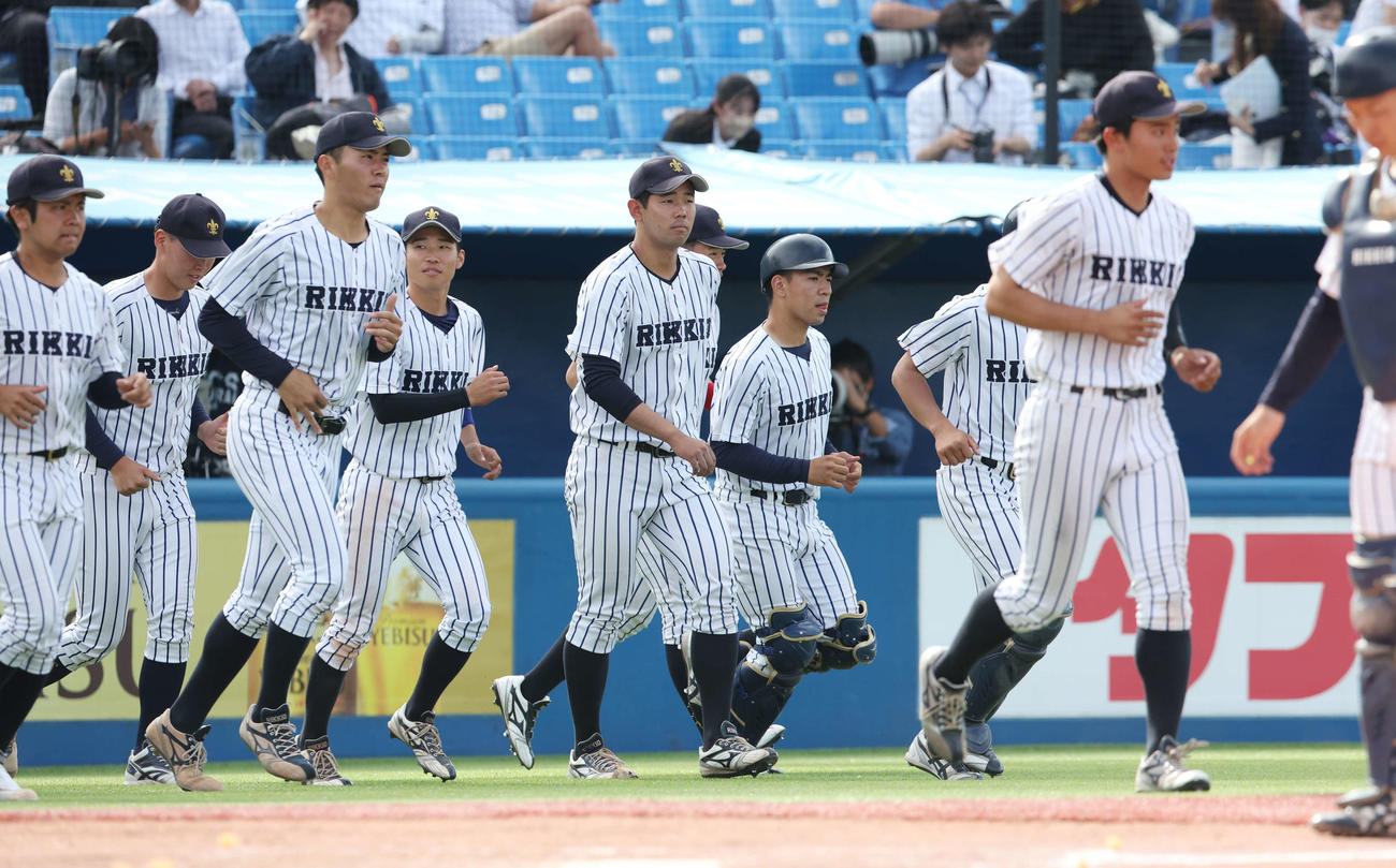 立大対東大　東大と引き分け、渋い表情の立大・池田（中央）ら選手たち（撮影・宮地輝）
