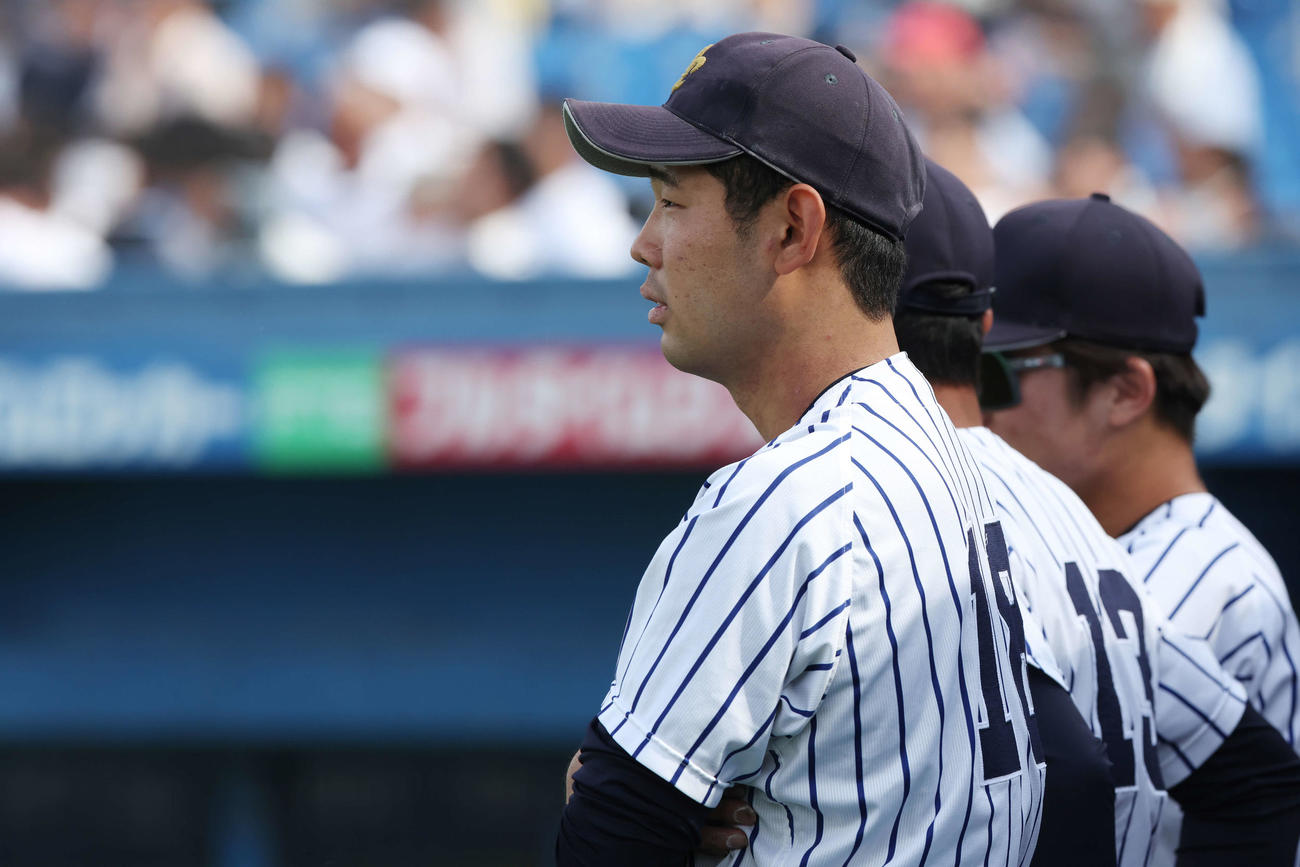 立大対東大　8回裏東大2死満塁、山口真が同点の右越え満塁本塁打を放ち、ベンチで渋い表情の池田（撮影・宮地輝）