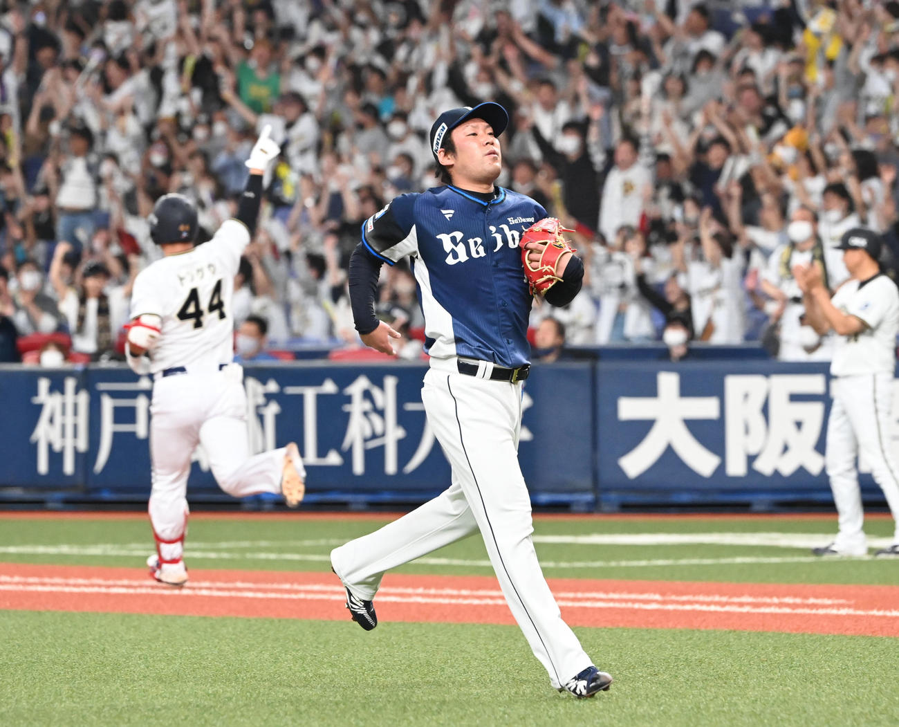 オリックス対西武　9回裏オリックス2死一、三塁、頓宮（左）にサヨナラ打を浴びた増田（撮影・和賀正仁）