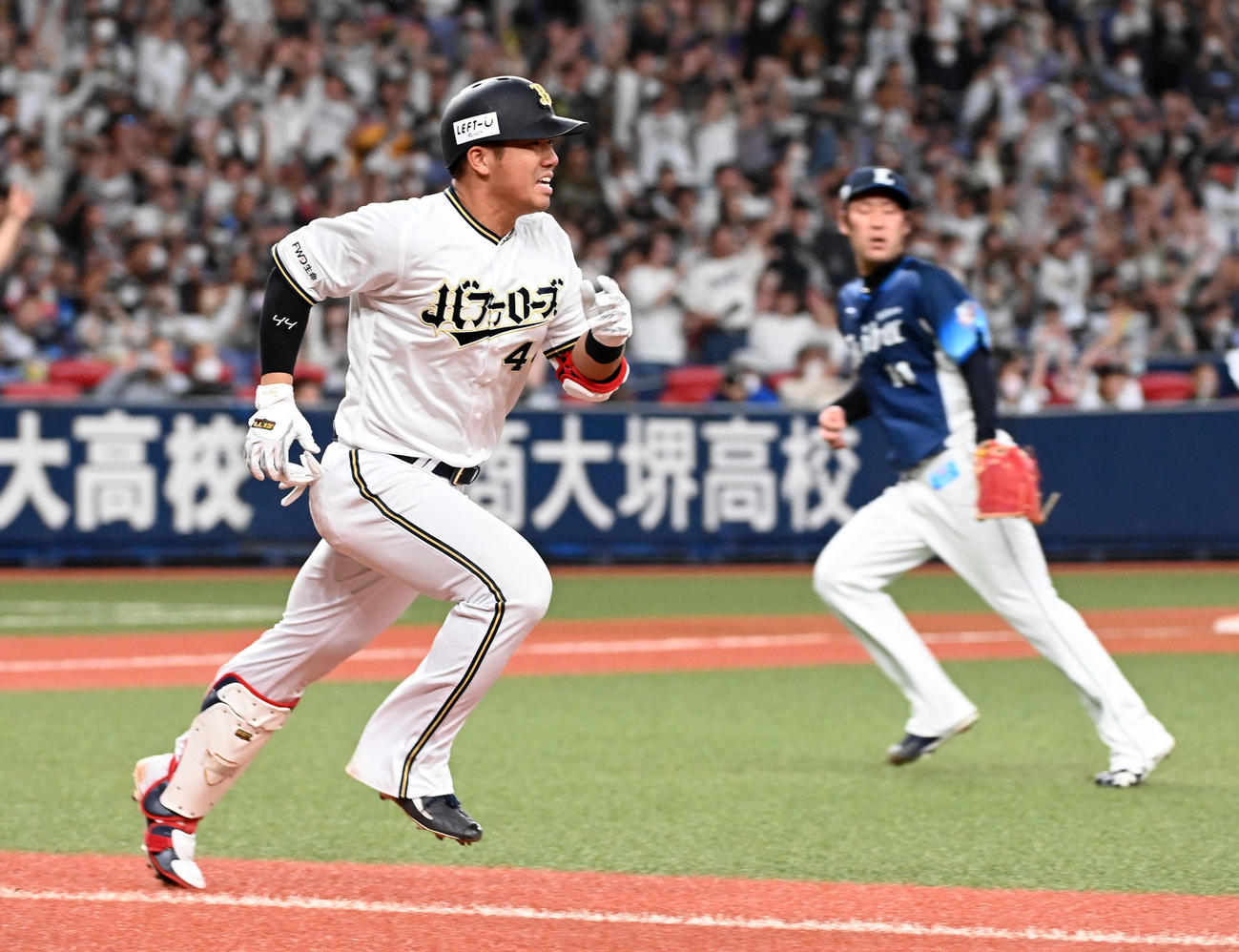 オリックス対西武　9回裏オリックス2死一、三塁、頓宮（左）はサヨナラ右前適時打を放つ。右は増田（撮影・前岡正明）