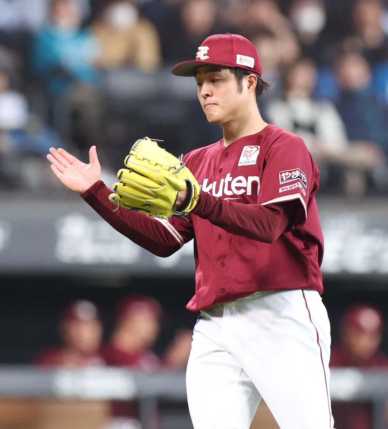 日本ハム対楽天　7回裏を無失点に抑えグラブをたたく滝中（撮影・佐藤翔太）