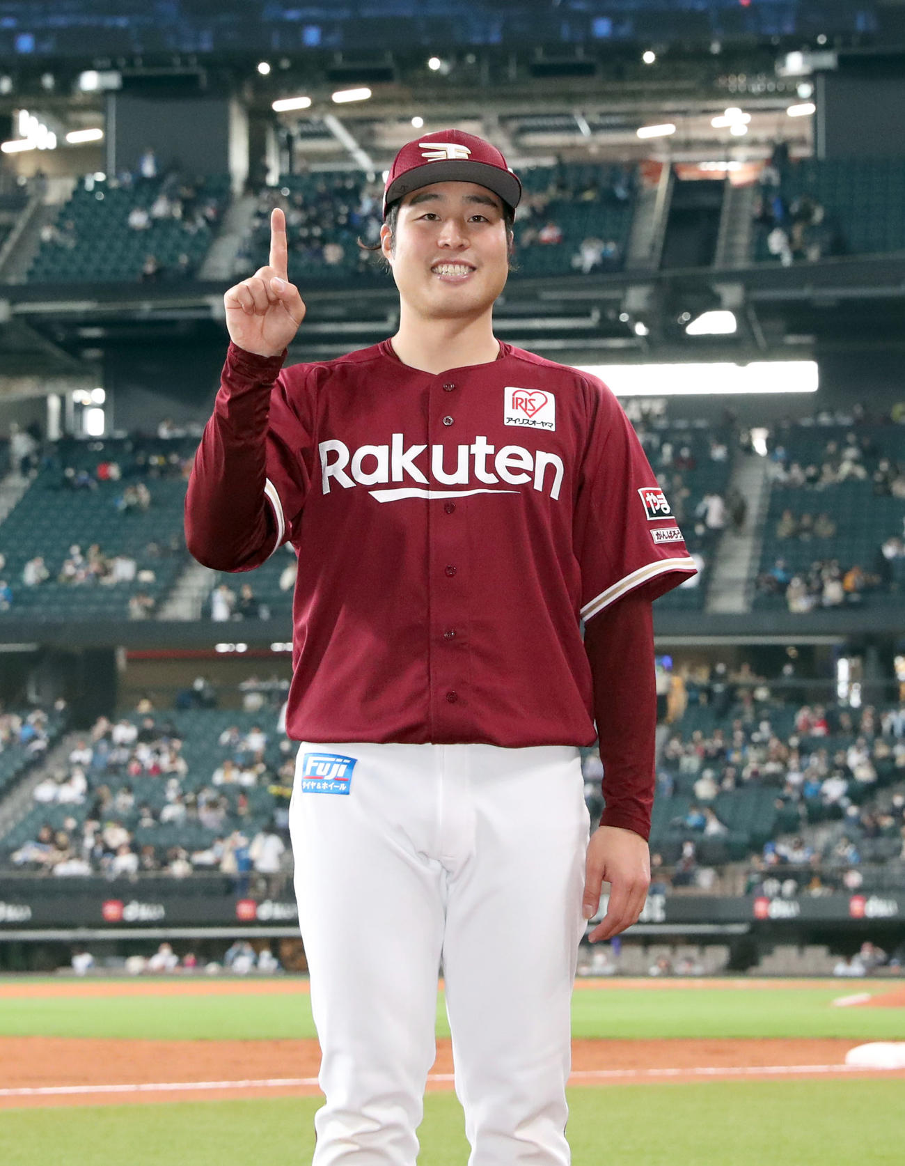 日本ハム対楽天　今季初勝利を挙げポーズを決めながら撮影に応じる楽天滝中（撮影・佐藤翔太）