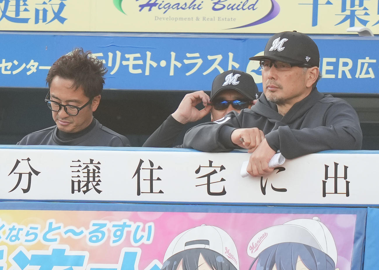 ロッテ対ソフトバンク　ベンチで浮かない表情のロッテ吉井監督（右）（撮影・鈴木みどり）