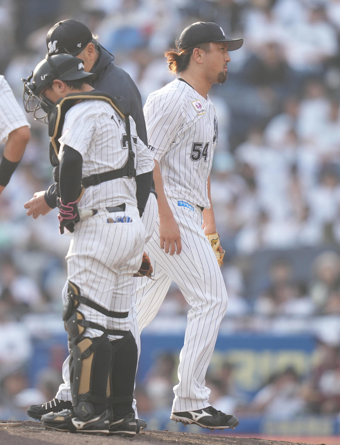 ロッテ対ソフトバンク　8回表途中、降板するロッテ沢村（右）。左奥は吉井監督（撮影・鈴木みどり）