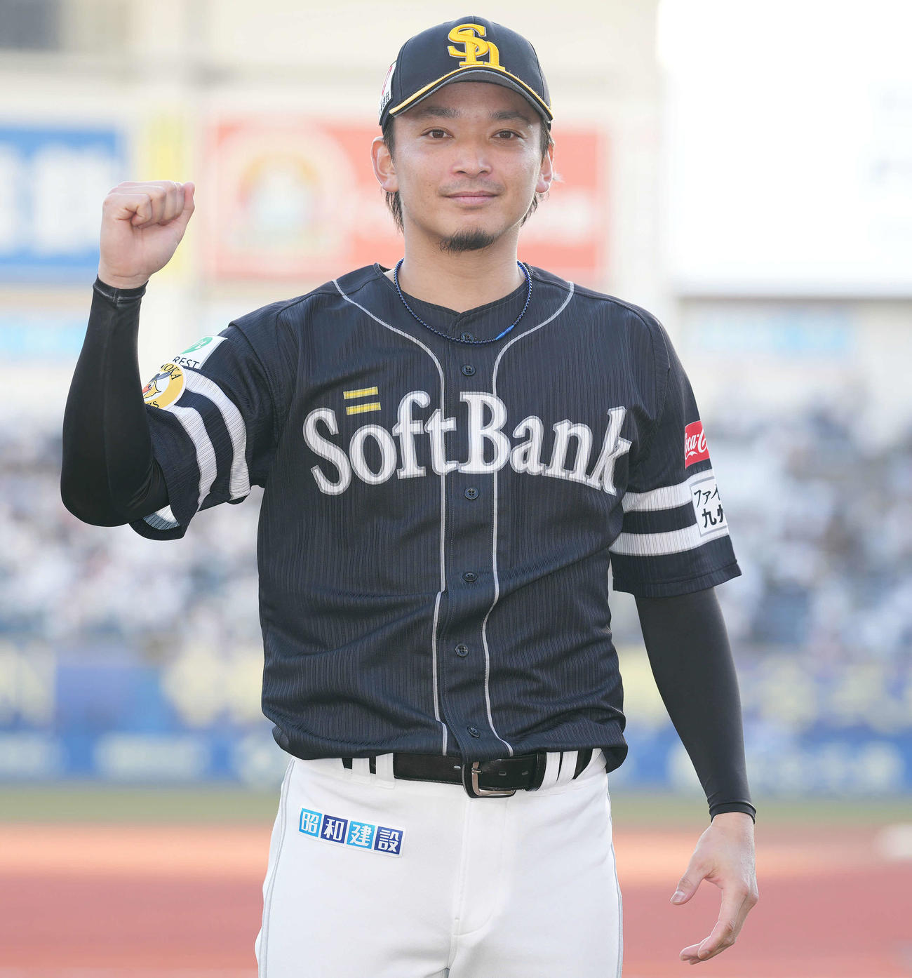 ロッテ対ソフトバンク　勝利投手のソフトバンク東浜はカメラに向かってガッツポーズ（撮影・鈴木みどり）