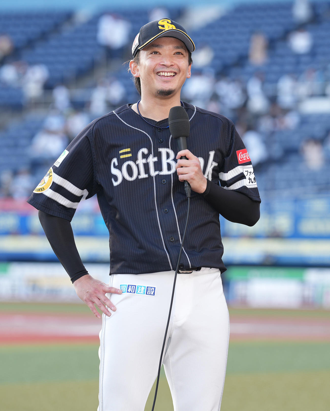 ロッテ対ソフトバンク　勝利投手のソフトバンク東浜はヒーローインタビューで笑顔（撮影・鈴木みどり）
