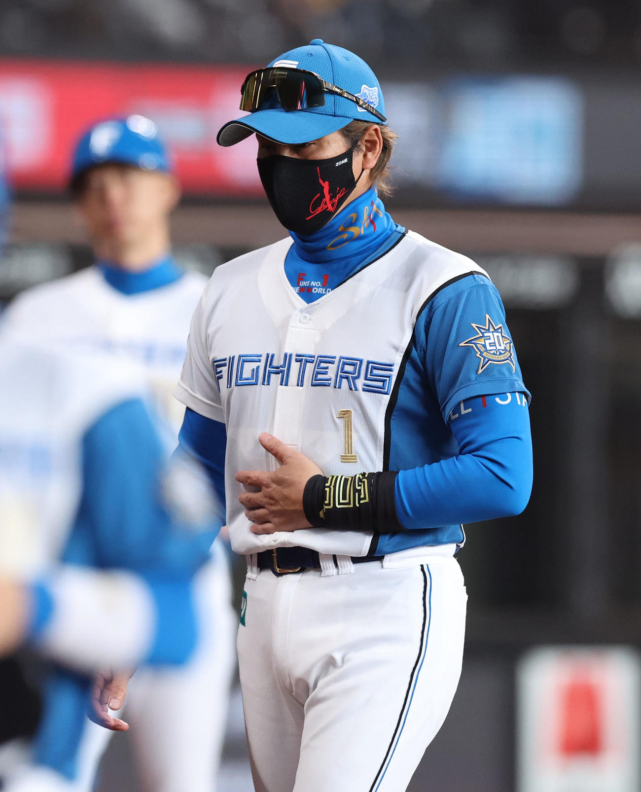 日本ハム対楽天　選手交代を告げベンチに戻る日本ハム新庄監督（撮影・佐藤翔太）
