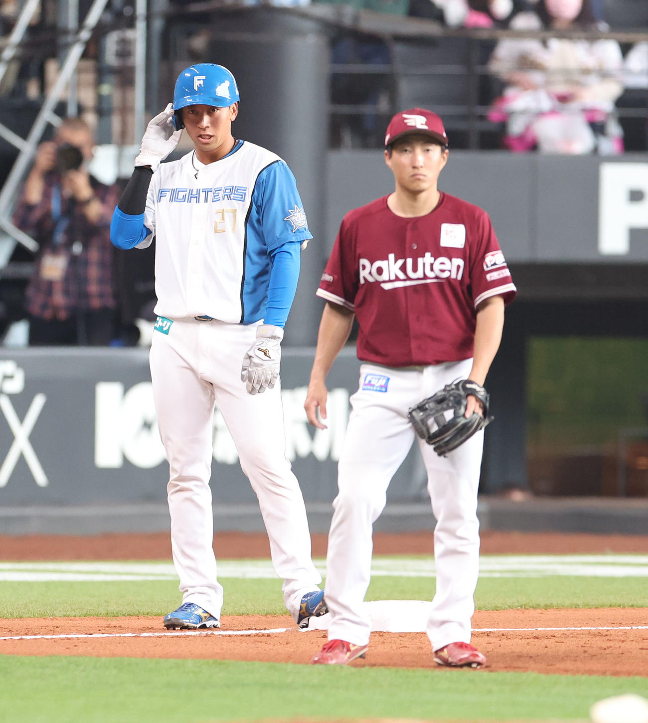 日本ハム対楽天　3回裏日本ハム2死二塁、松本剛の左前打で三塁で止まる二走古川（撮影・佐藤翔太）