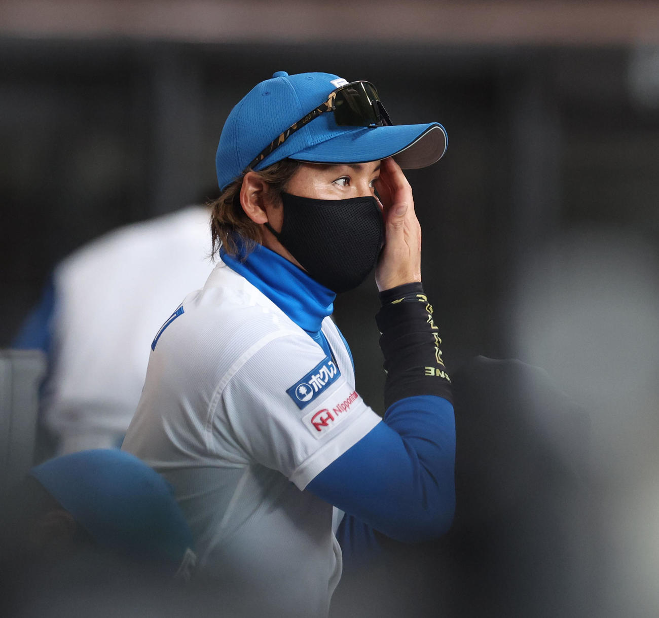 日本ハム対楽天　顔に手を当てる日本ハム新庄監督（撮影・佐藤翔太）