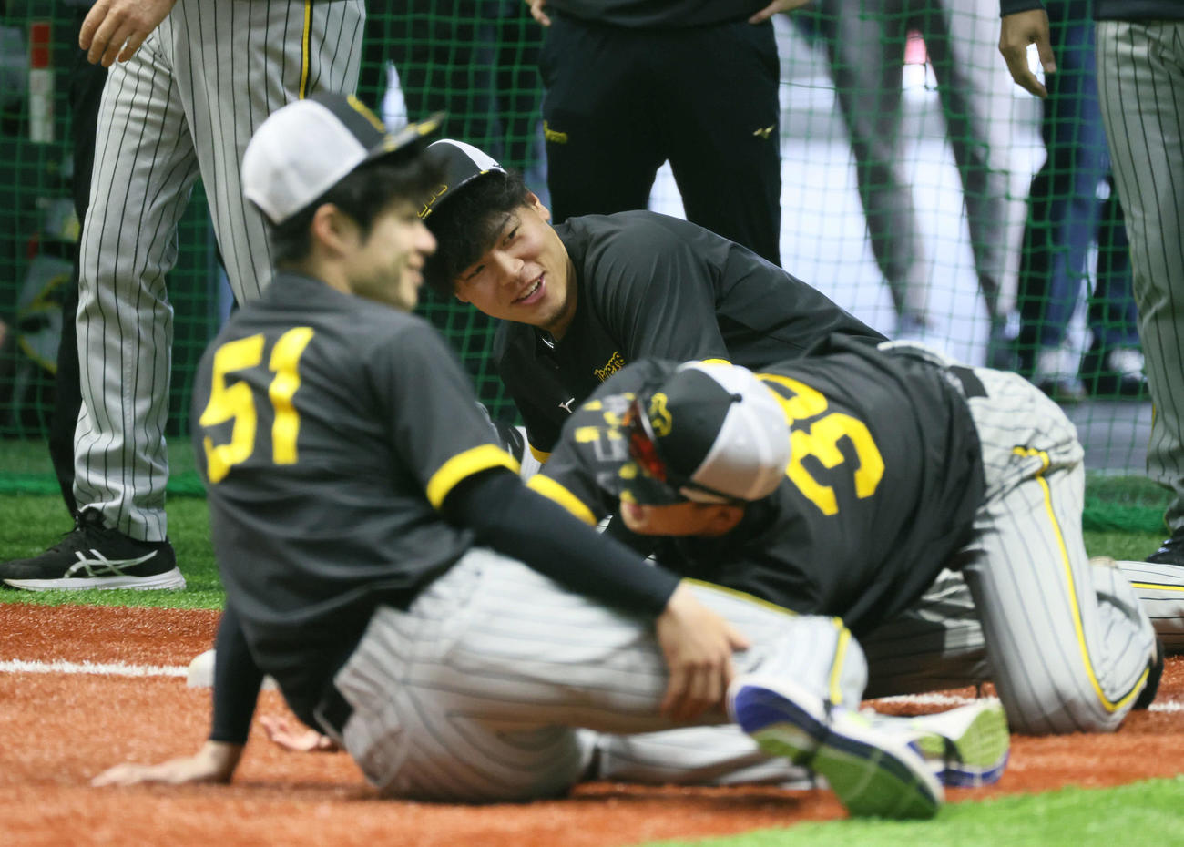 広島対阪神　笑顔をみせる阪神佐藤輝（撮影・加藤孝規）