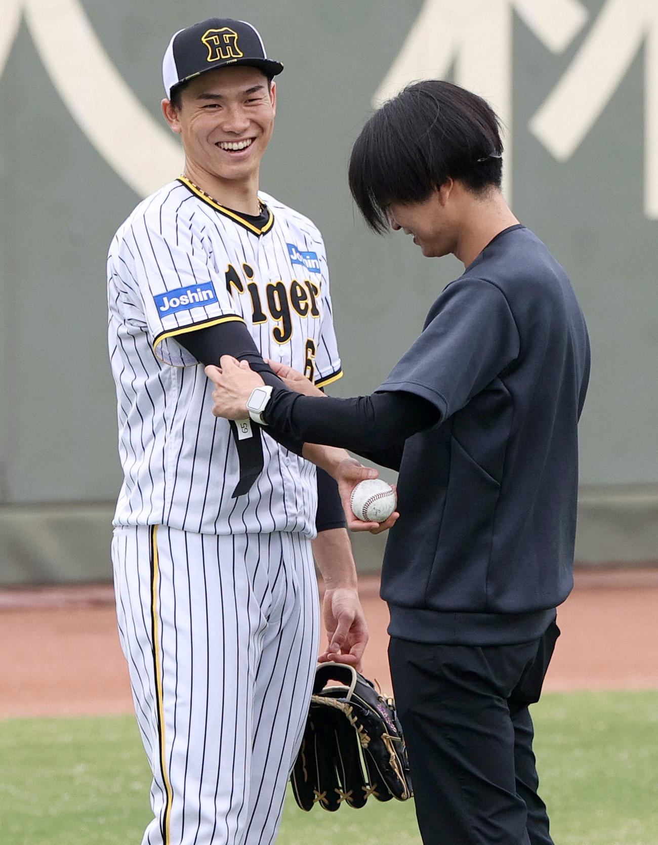 鳴尾浜球場で笑顔を見せる阪神湯浅（撮影・上山淳一）