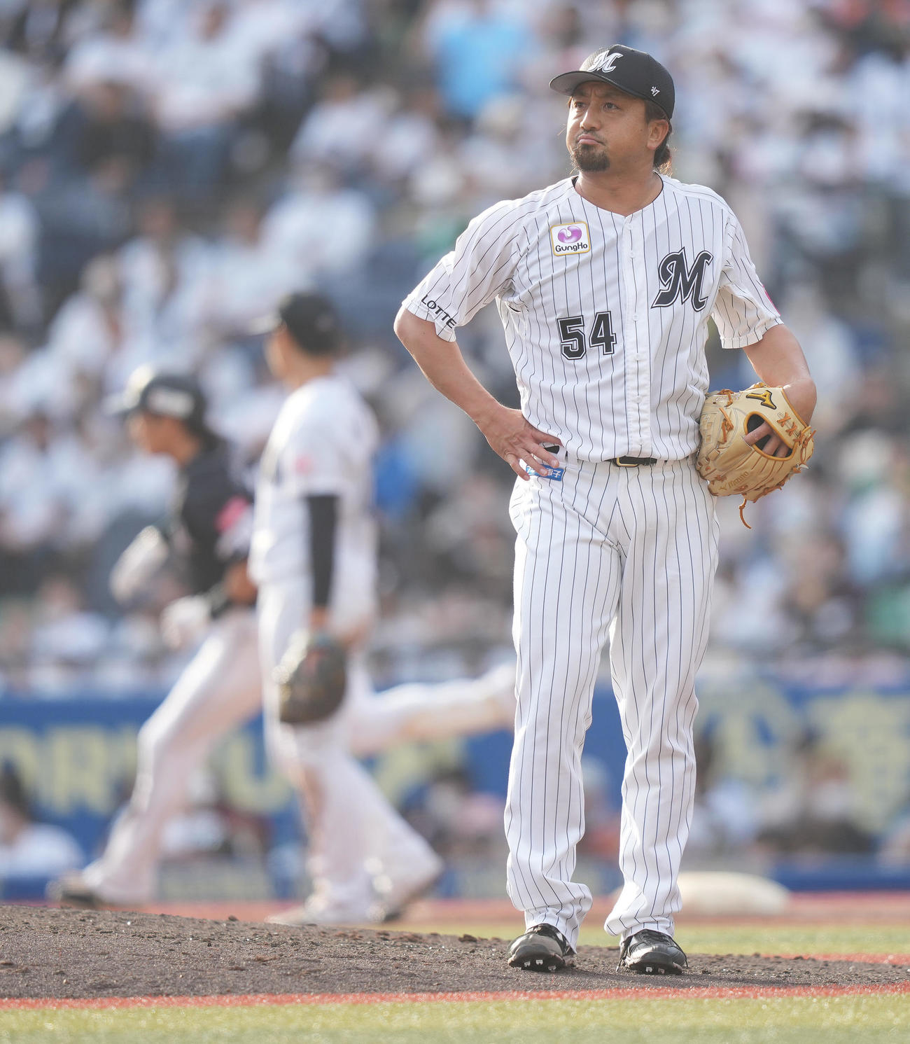 ロッテ対ソフトバンク　8回表ソフトバンク無死一塁、柳田に中越え2点本塁打を浴び、ぼうぜんとする沢村（撮影・鈴木みどり）