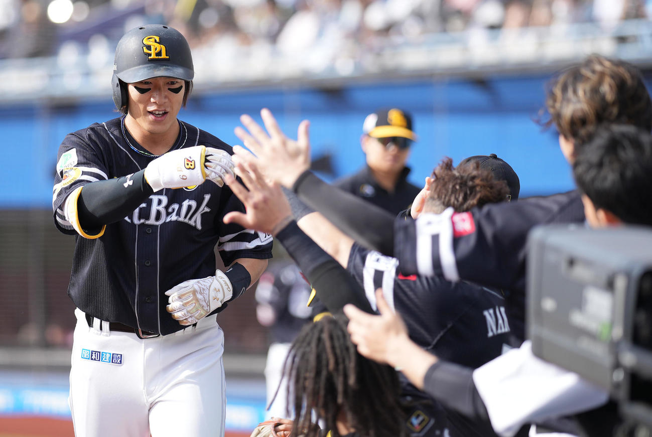ロッテ対ソフトバンク　6回表ソフトバンク1死、中越えソロ本塁打を放ち、ナインと笑顔でハイタッチする柳田（撮影・鈴木みどり）