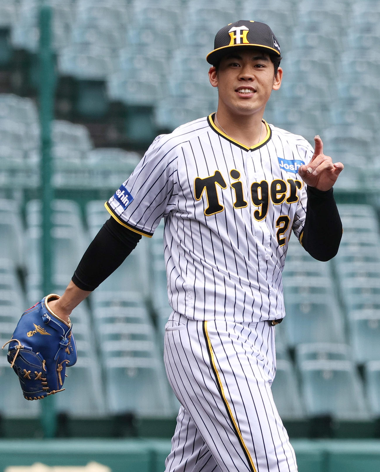 ウエスタン・リーグ阪神対オリックス　野手に笑顔で合図する阪神先発の鈴木（撮影・上山淳一）