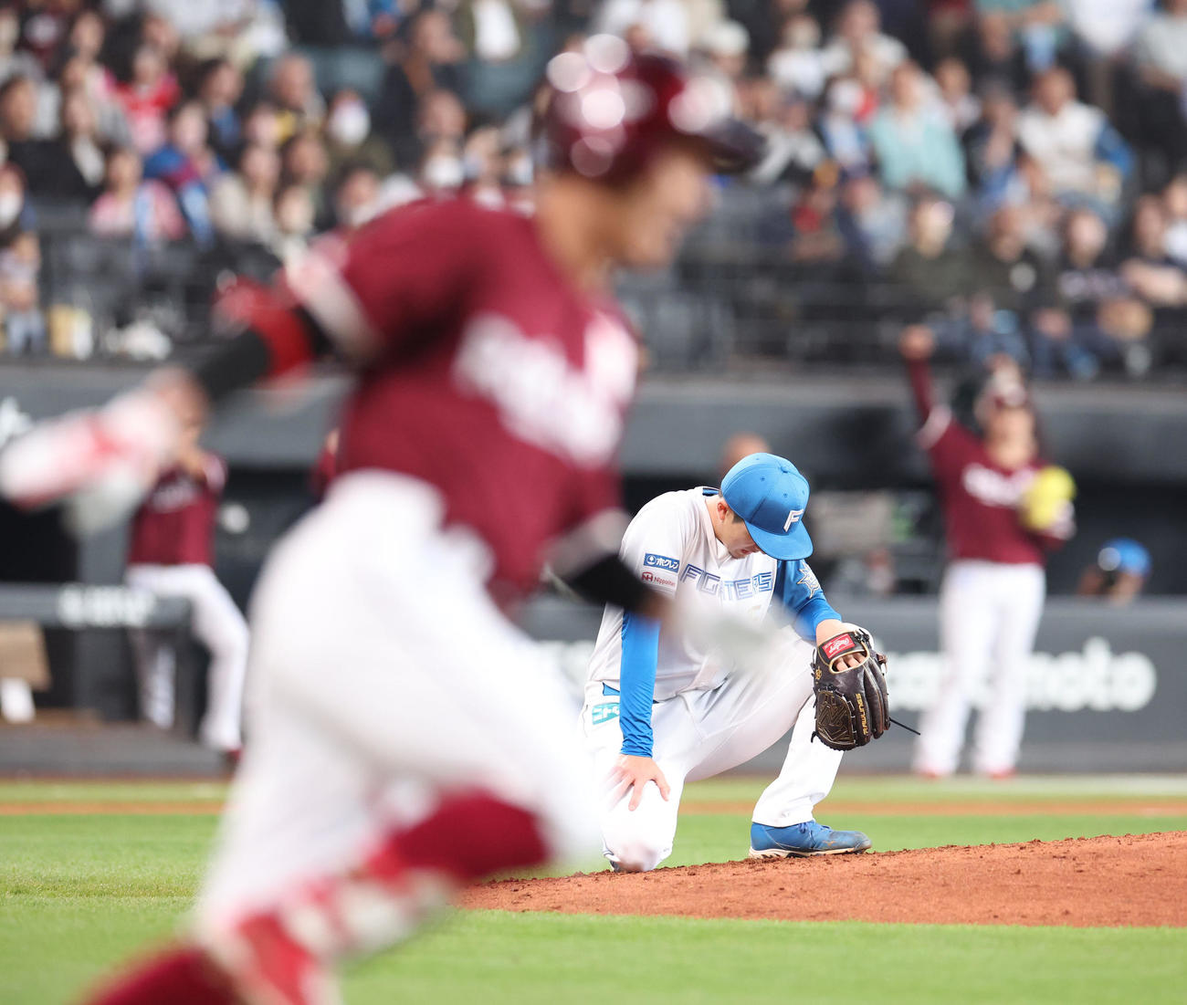 日本ハム対楽天　6回表楽天2死一塁、岡島（左手前）に右越え2点本塁打を浴びる上沢（撮影・佐藤翔太）
