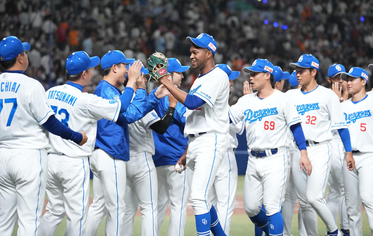 プロ野球中日対巨人　試合終了、ナインとタッチを交わすマルティネス（中央）（撮影・森本幸一）
