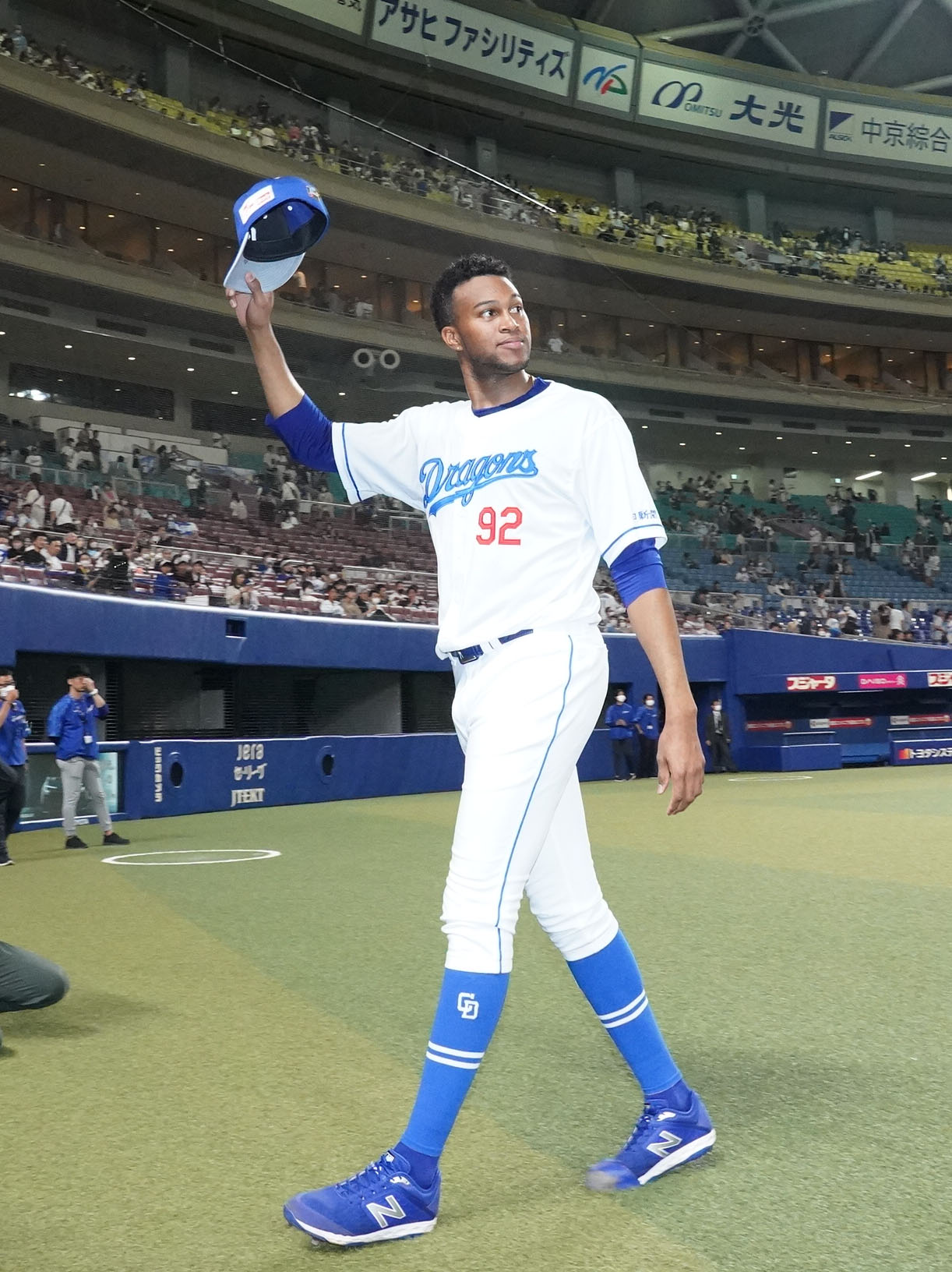 プロ野球中日対巨人　スタンドの声援に応えるマルティネス（撮影・森本幸一）