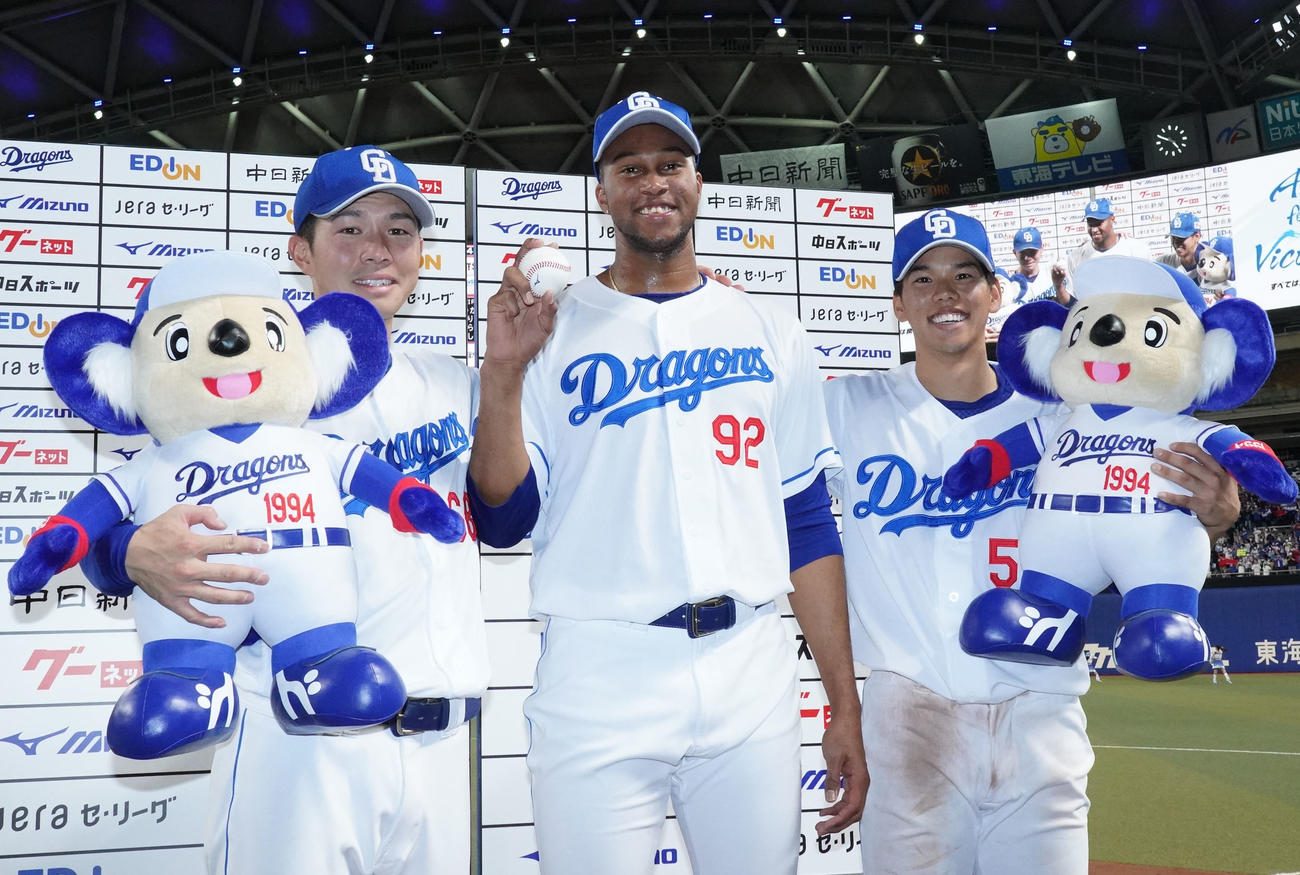 プロ野球中日対巨人　ヒーローインタビューを終えポーズを決める（左から）福永、マルティネス、高松（撮影・森本幸一）
