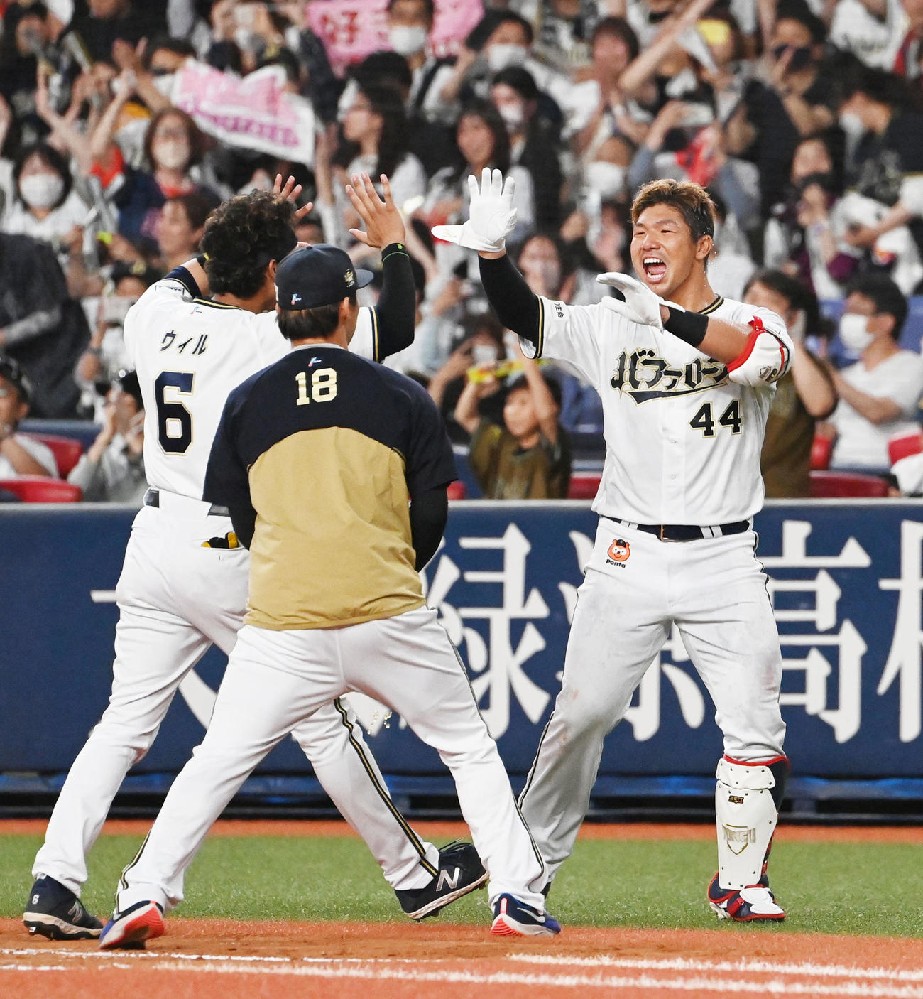 オリックス対西武　9回裏オリックス2死二、三塁、サヨナラ打を放った頓宮は山本（中央）、宗から祝福される（撮影・和賀正仁）
