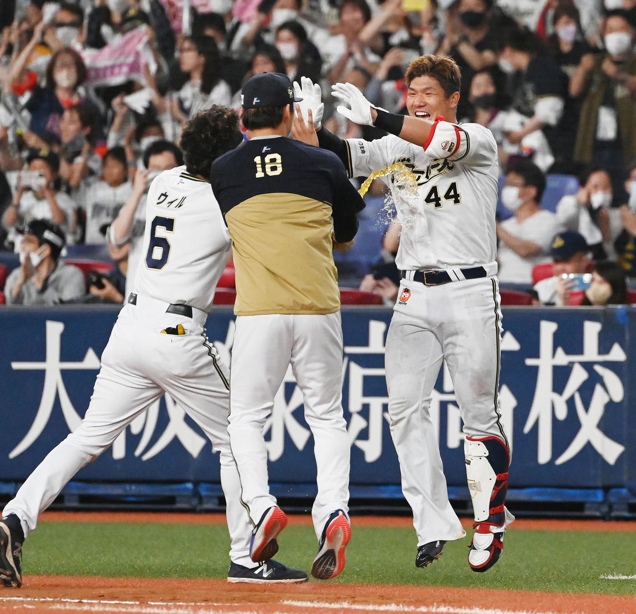 オリックス対西武　9回裏オリックス2死二、三塁、サヨナラ打を放った頓宮は山本（中央）、宗から祝福される（撮影・和賀正仁）