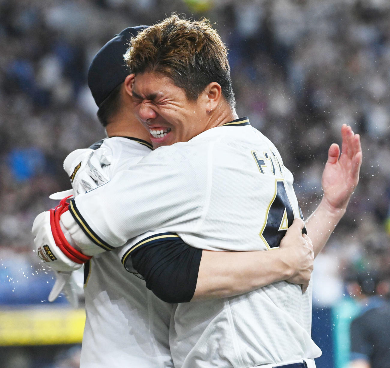 9回裏オリックス2死二、三塁、頓宮（右）はサヨナラ右前適時打を放ち中嶋監督と歓喜のハグ（撮影・前岡正明）