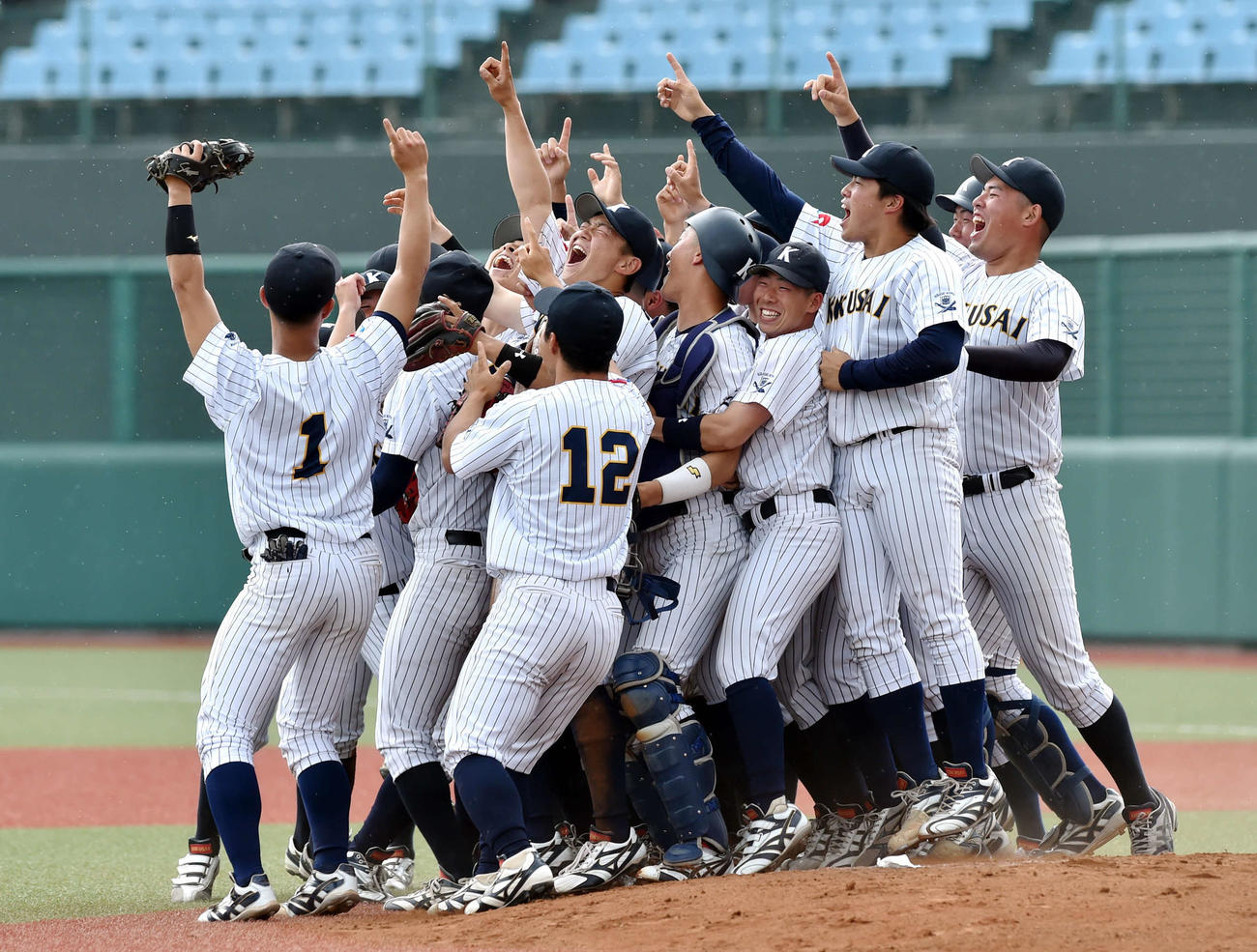東北公益文科大対東日本国際大　4季連続36度目の優勝を果たした東日本国際大ナイン（撮影・相沢孔志）
