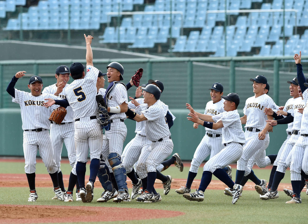 優勝の瞬間、マウンドに駆け寄る東日本国際大ナイン（撮影・相沢孔志）