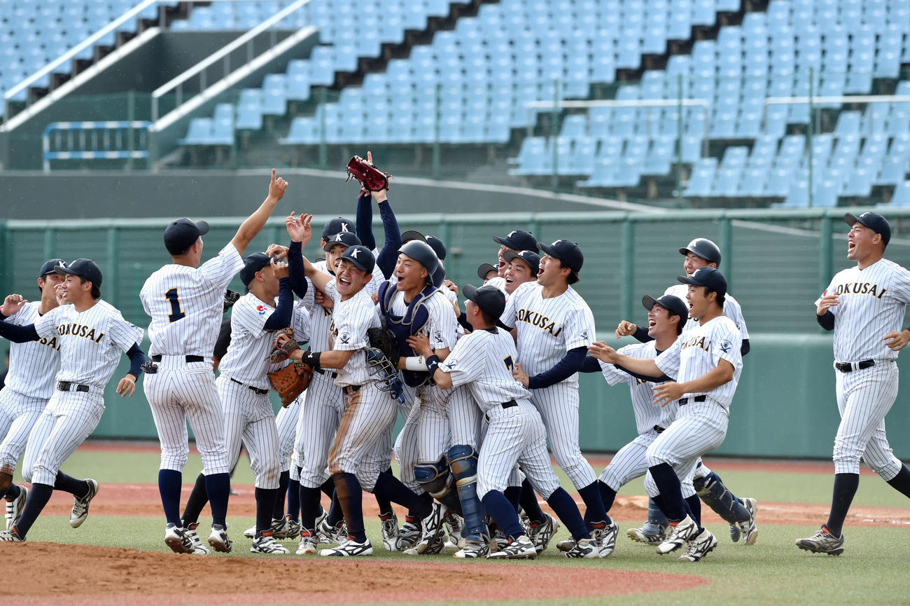 東北公益文科大対東日本国際大　4季連続36度目の優勝を果たした東日本国際大ナイン（撮影・相沢孔志）