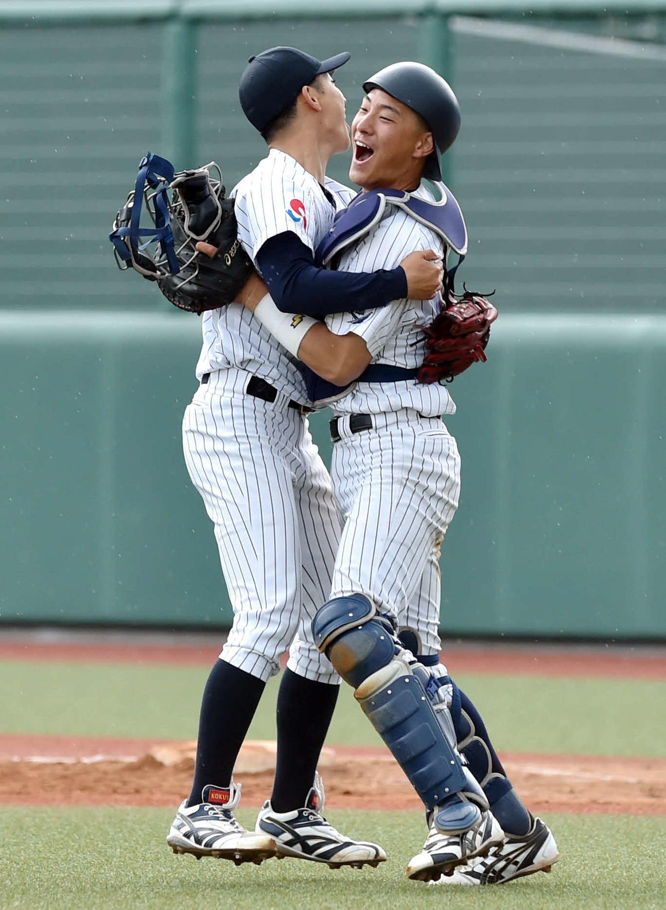 優勝の瞬間、大山（左）と抱き合って喜ぶ播磨