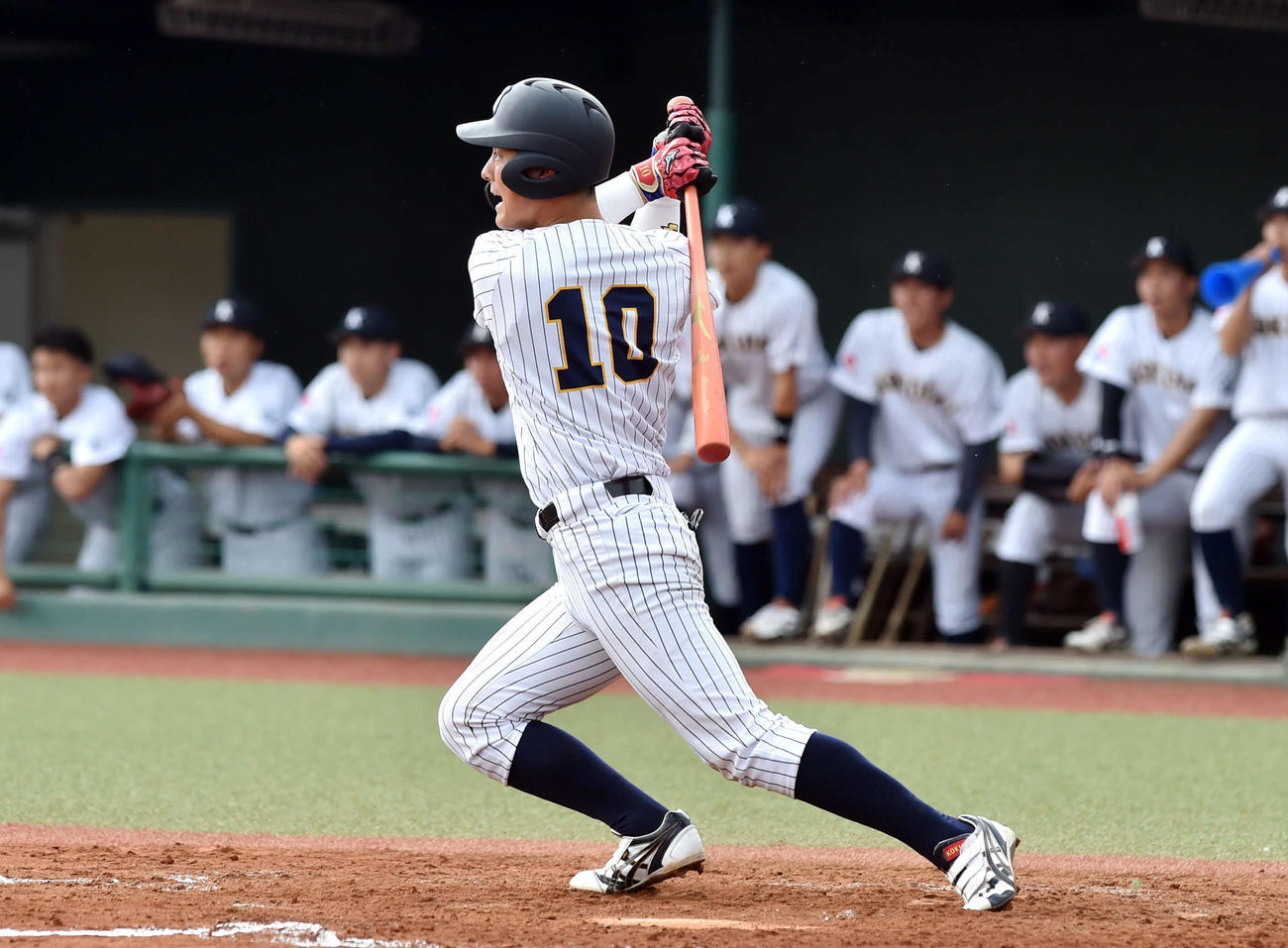 2回、先制2点適時三塁打を放つ播磨