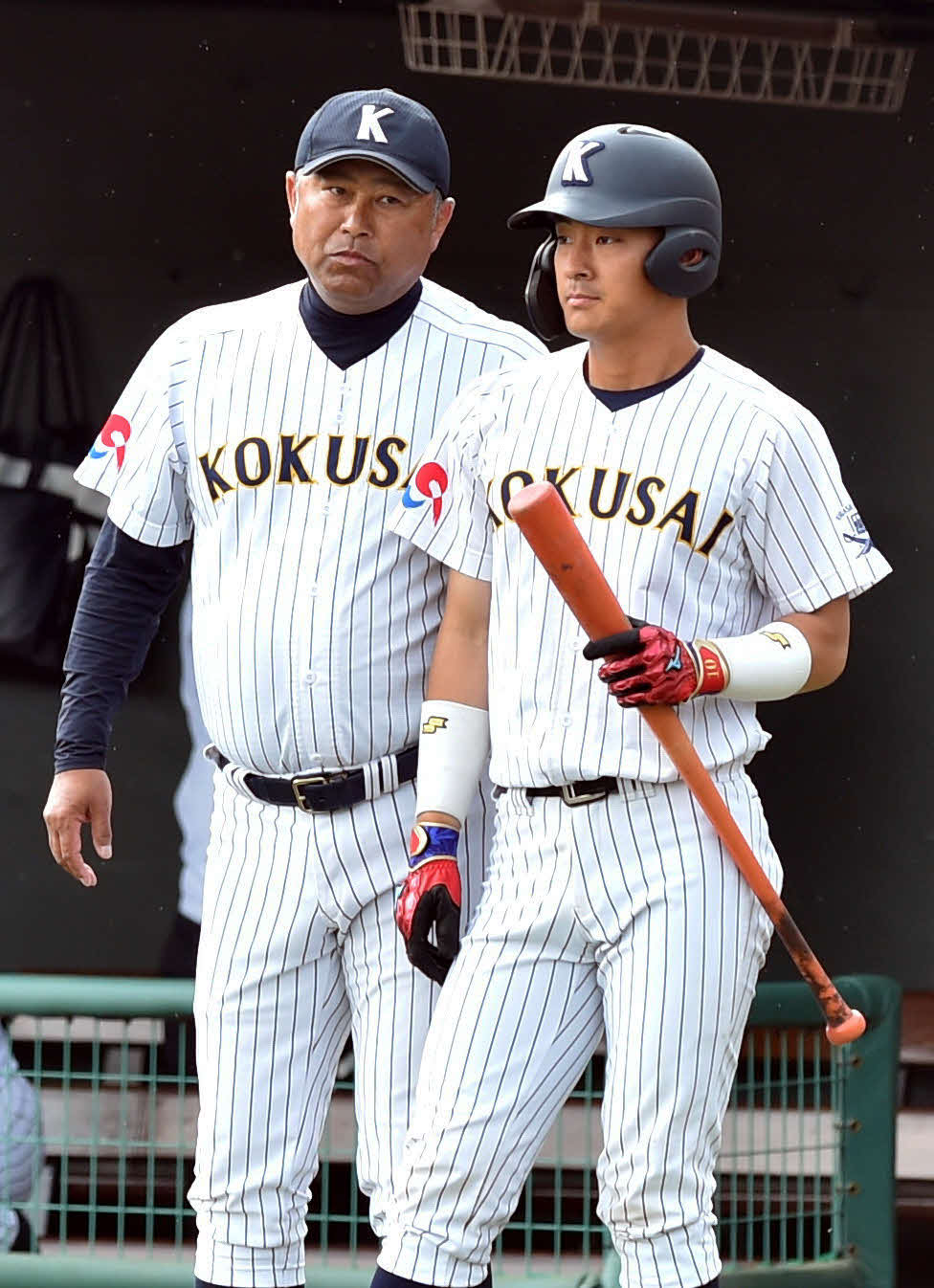 2回、播磨（右）に指示を出す藤木監督