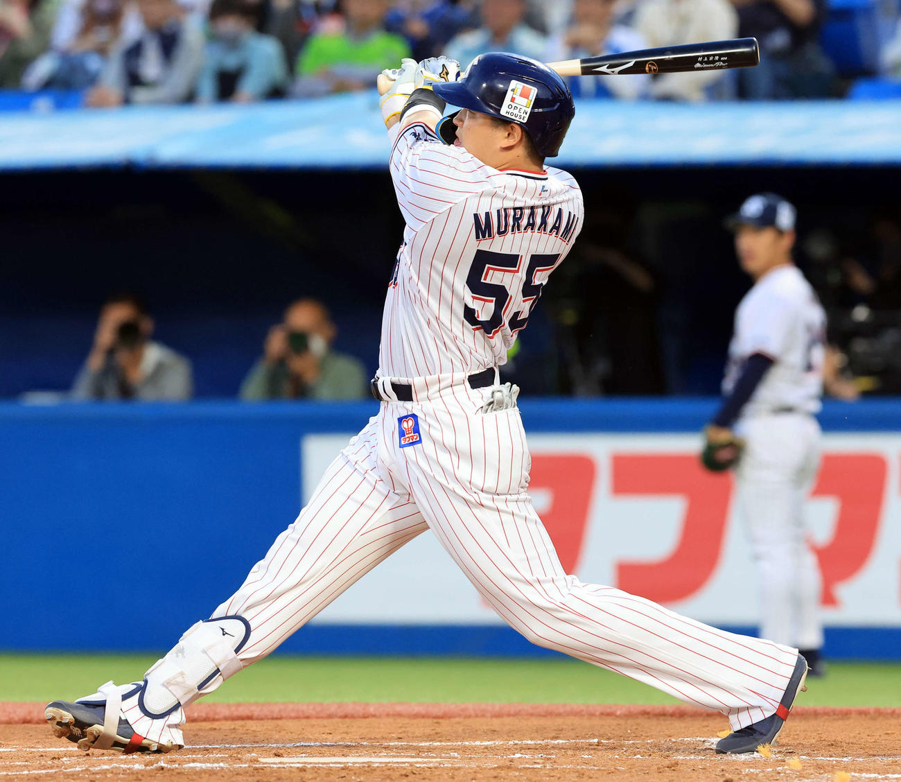 ヤクルト対DeNA 1回裏ヤクルト2死一塁、村上は中適時二塁打を放つ（撮影・浅見桂子）