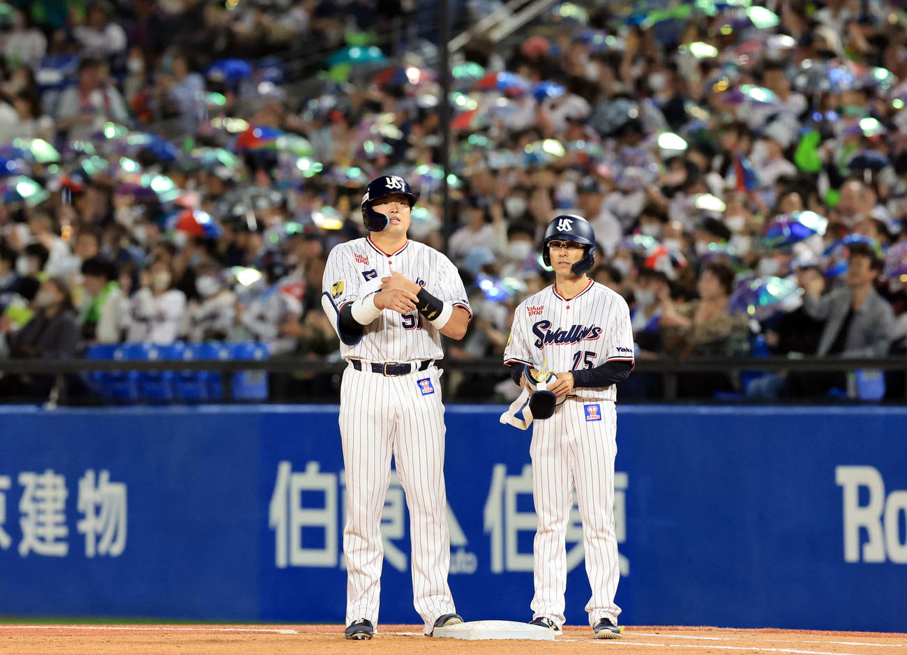 ヤクルト対DeNA 3回裏ヤクルト1死一、二塁、村上は右適時打を放ち一塁上で視線を上げる（撮影・浅見桂子）