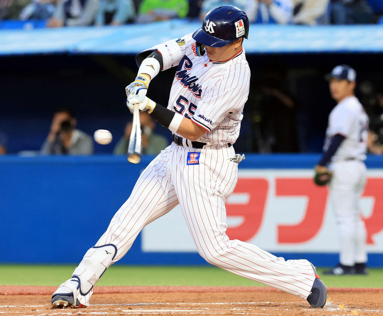 ヤクルト対DeNA 1回裏ヤクルト2死一塁、村上は中適時二塁打を放つ（撮影・浅見桂子）