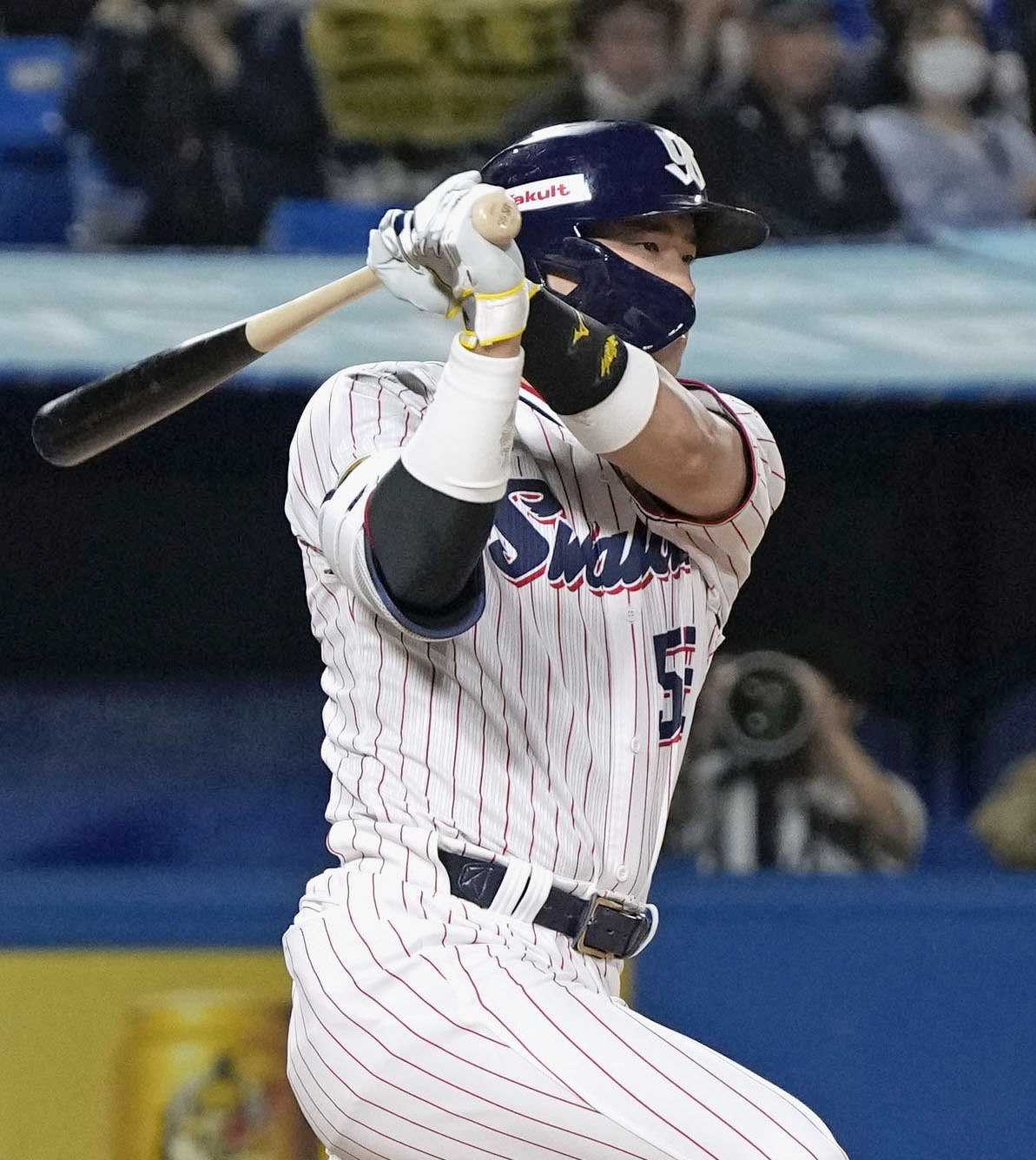 3回ヤクルト1死一、二塁、村上が右前に適時打を放つ＝神宮（共同）