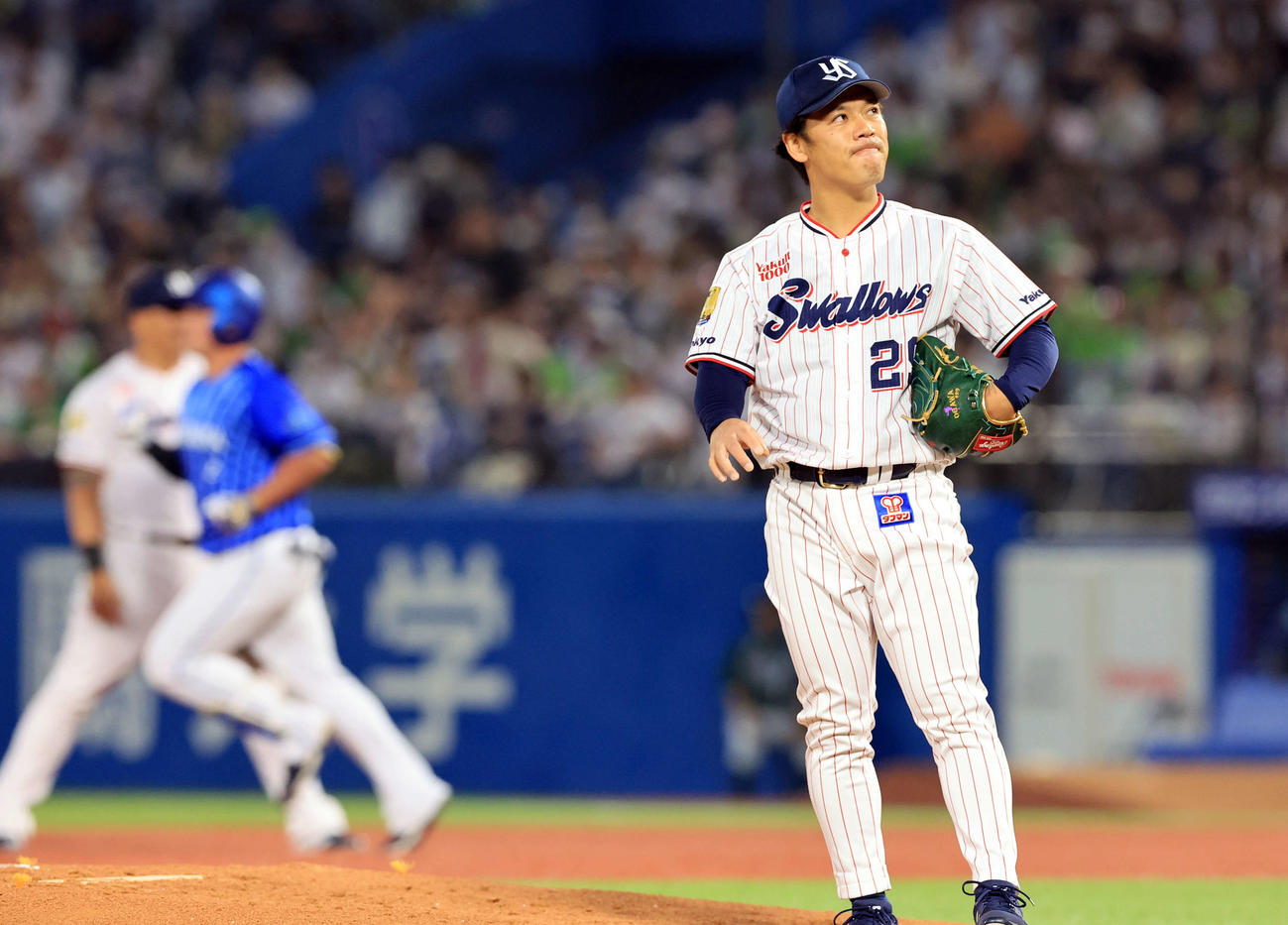 ヤクルト対DeNA 2回表DeNA2死満塁、牧（奥）に左越え満塁本塁打を許し、悔しそうな小川（撮影・浅見桂子）